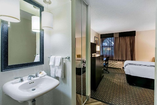 La Quinta Inn & Suites by Wyndham Fort Lauderdale Tamarac image 19