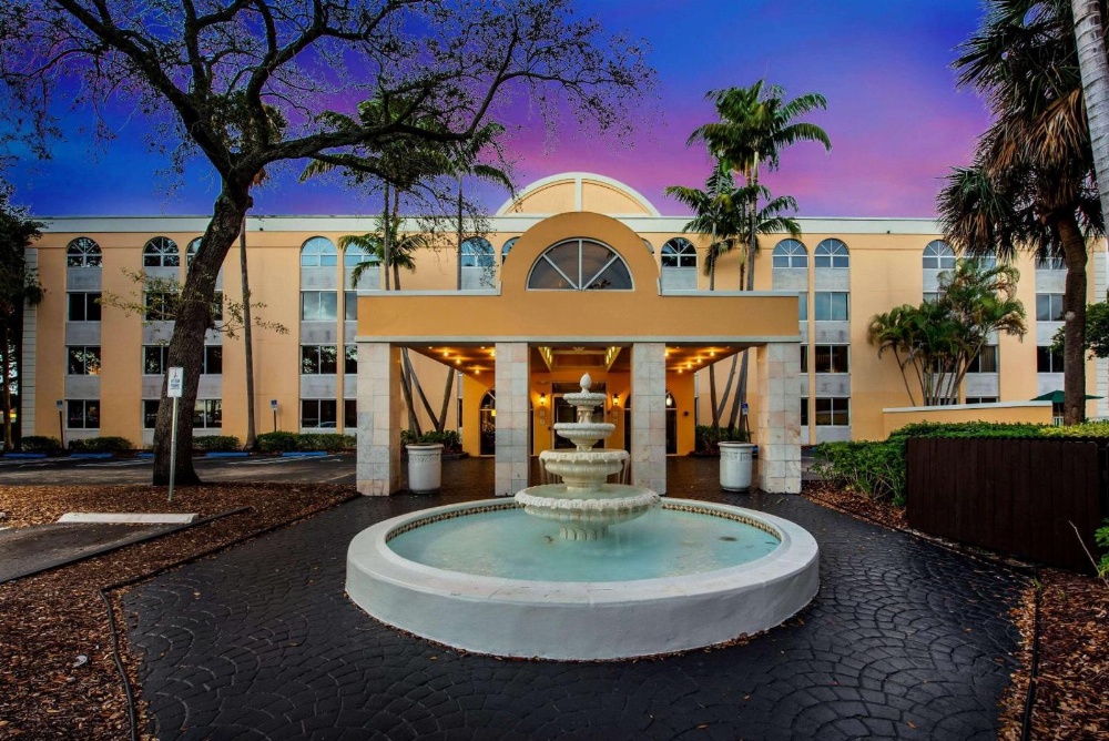La Quinta Inn & Suites by Wyndham Fort Lauderdale Tamarac Main image