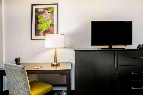 La Quinta Inn & Suites by Wyndham Fort Lauderdale Tamarac image 9